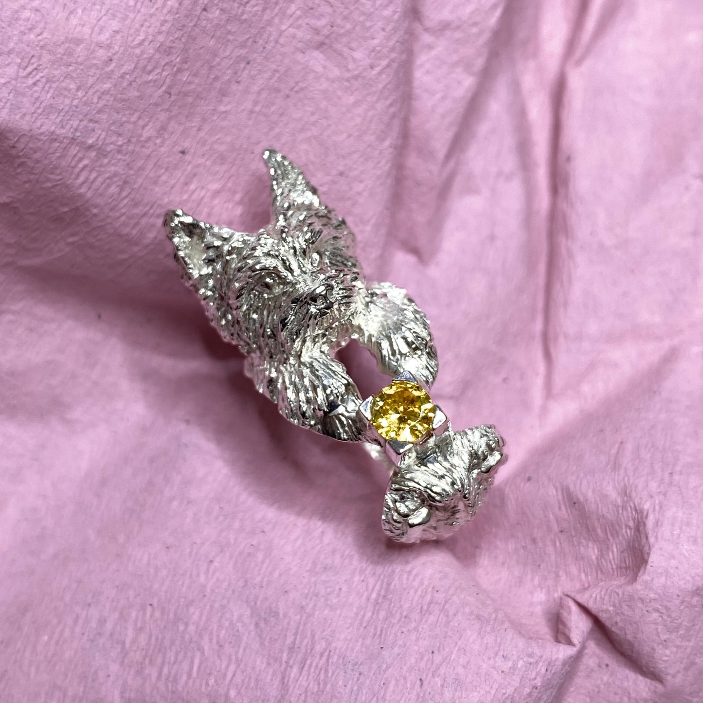 Anello personalizzato con animale con pietra