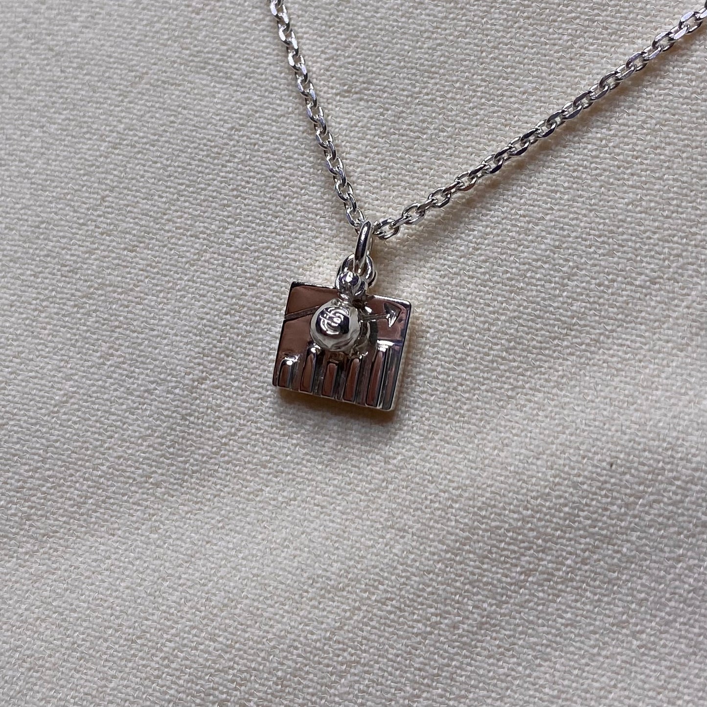 Ciondolo Grafico e Sacchetto con monete per Economia