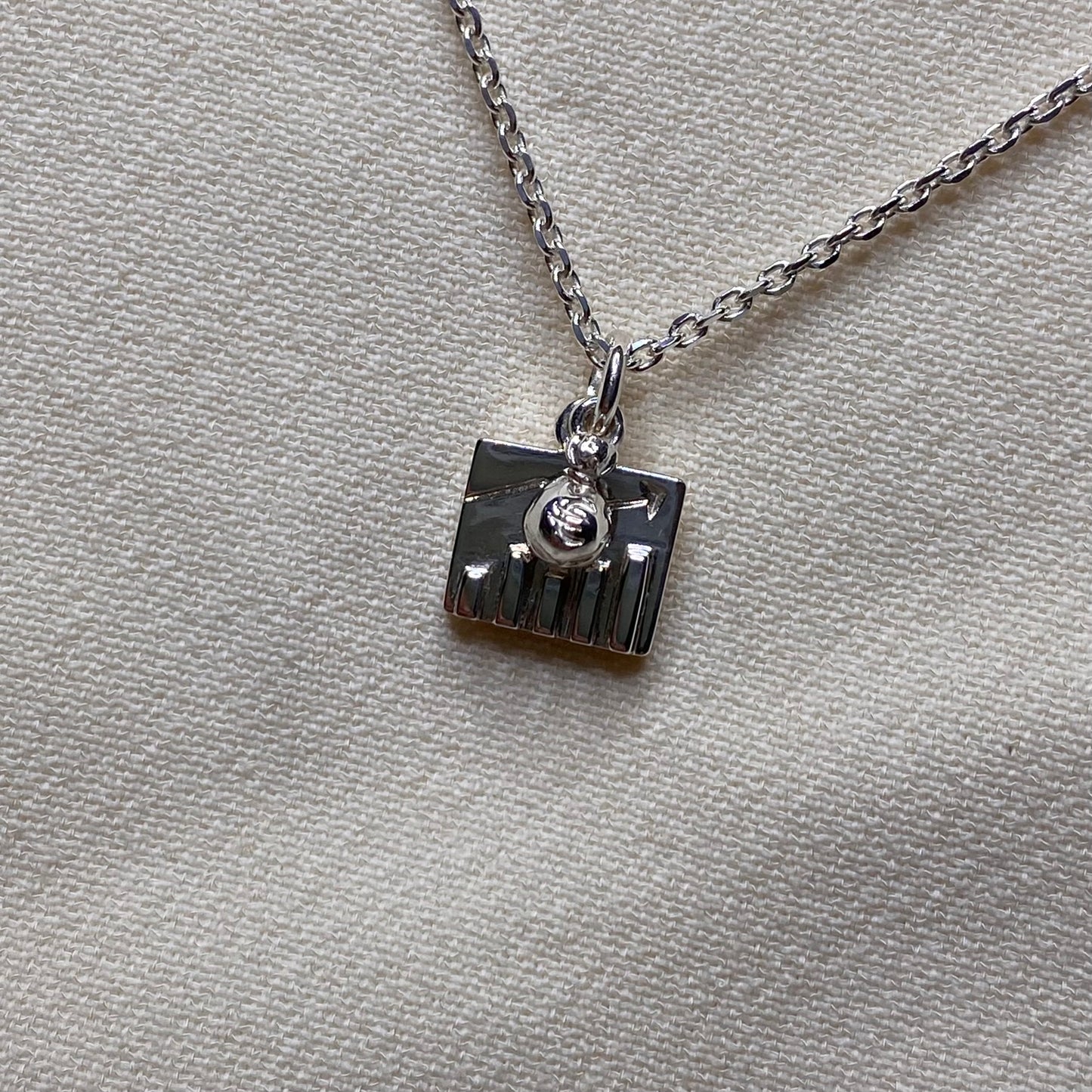 Ciondolo Grafico e Sacchetto con monete per Economia