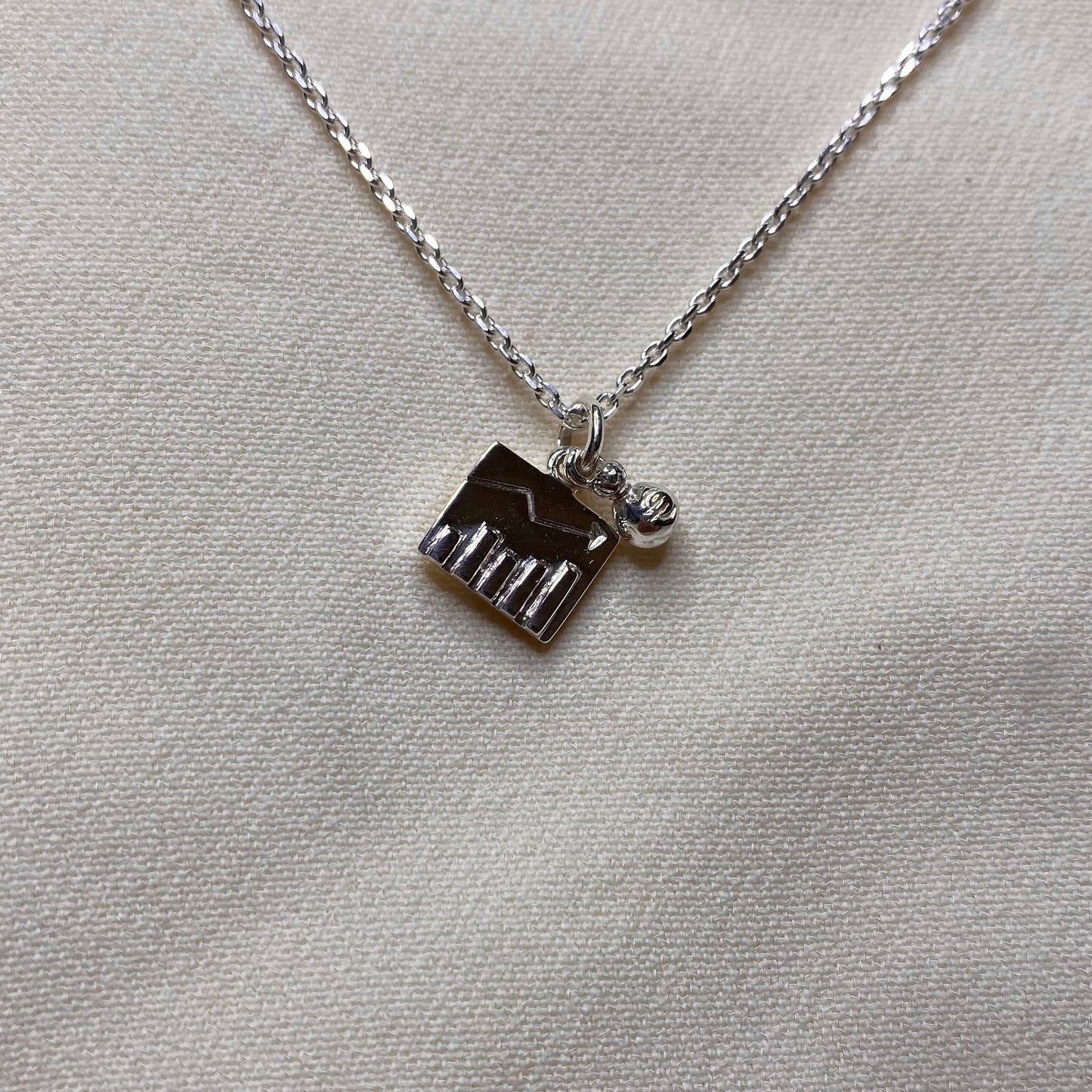 Ciondolo Grafico e Sacchetto con monete per Economia