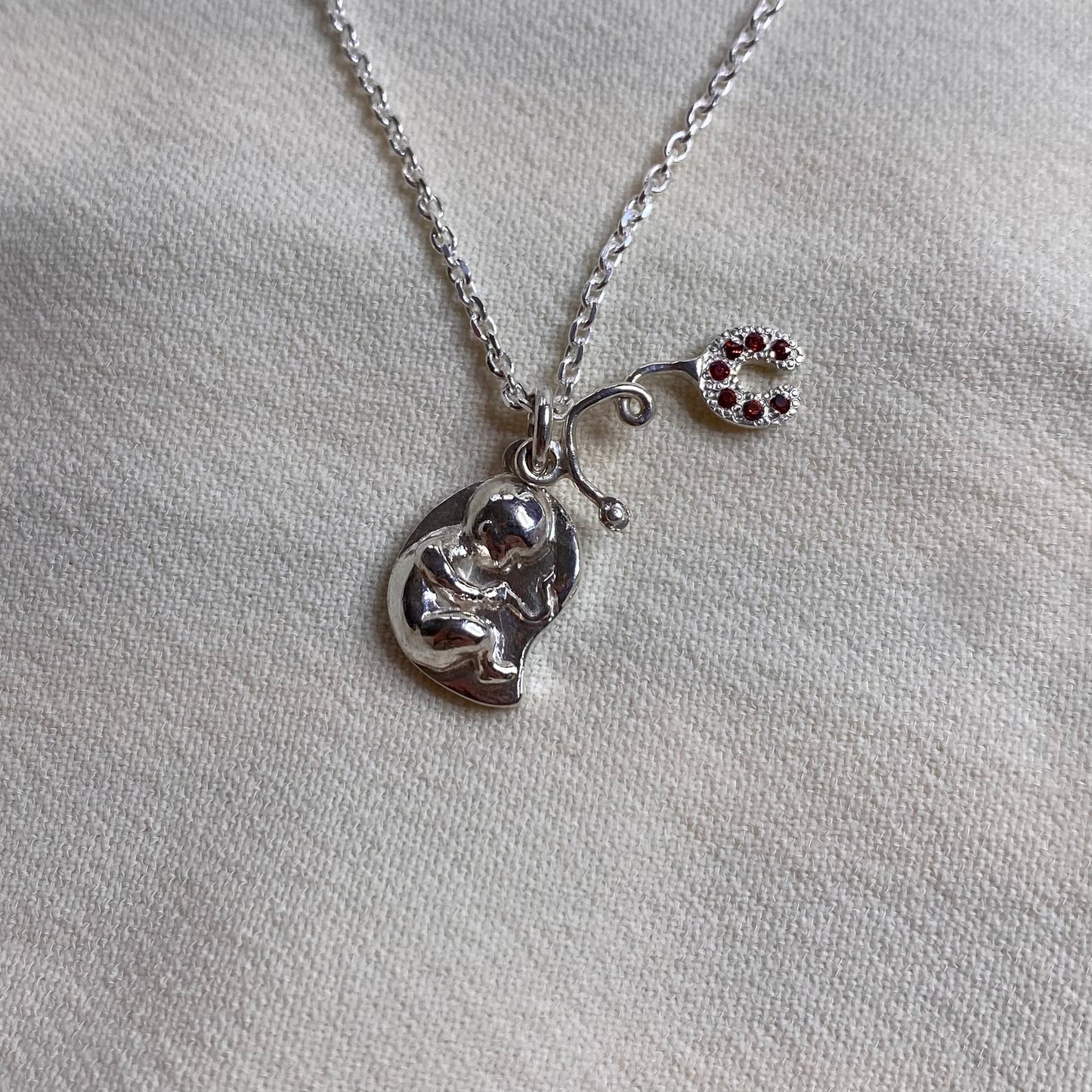 Collana bimbo in grembo e fonendoscopio per Ostetricia