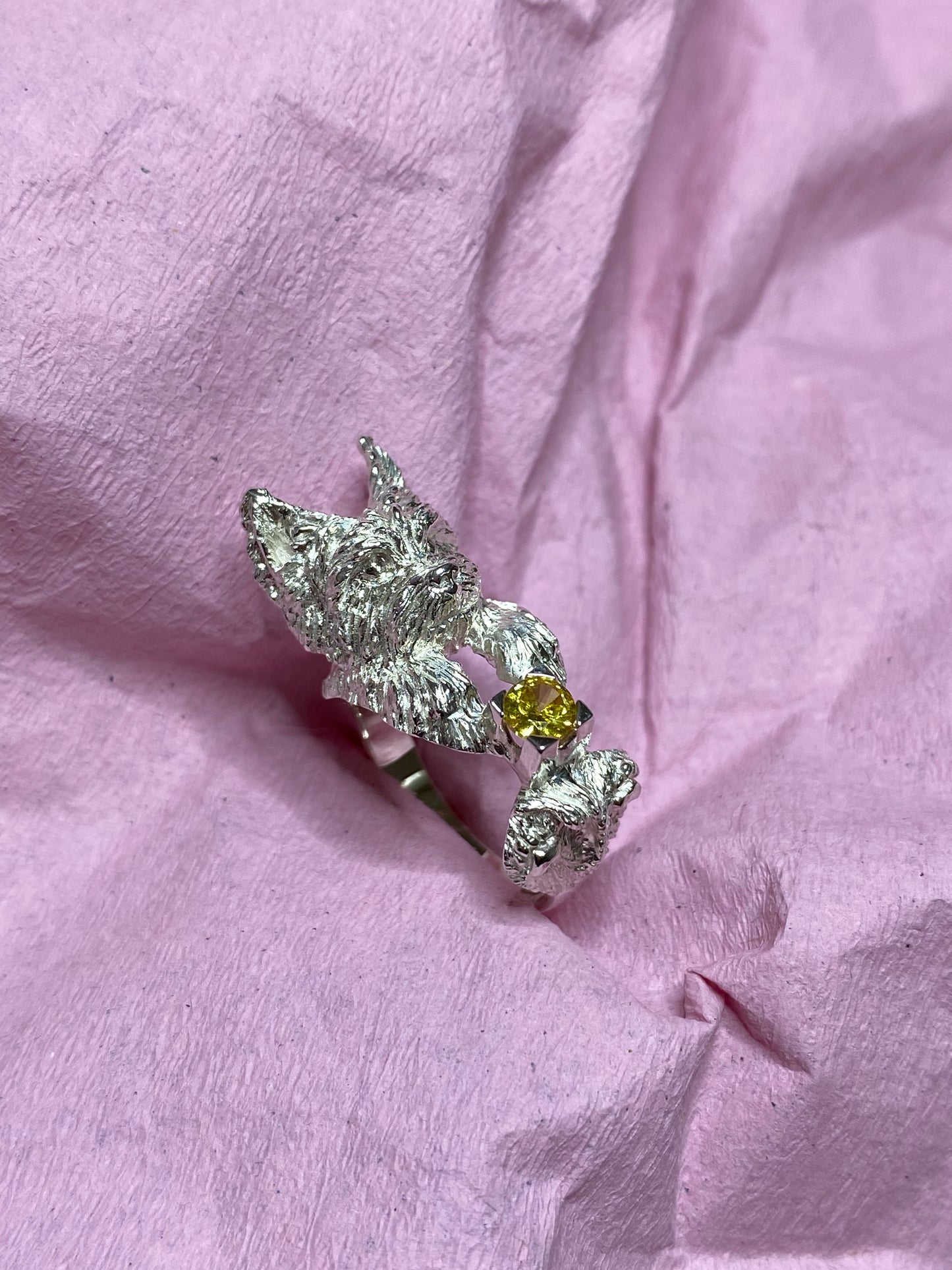 Anello personalizzato con animale con pietra