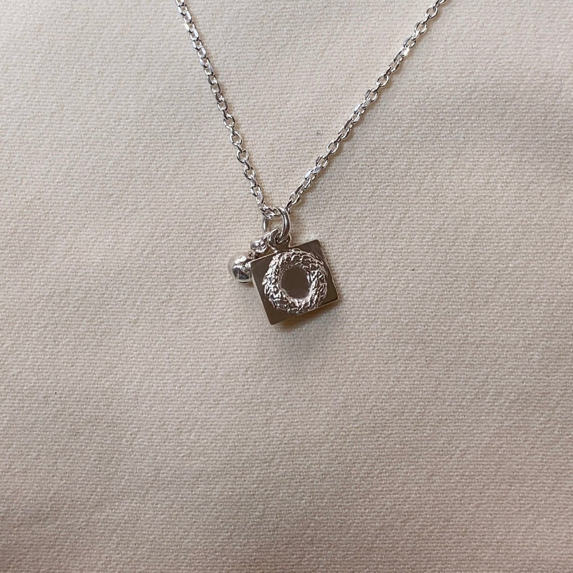 Ciondolo Grafico e Sacchetto con monete per Economia